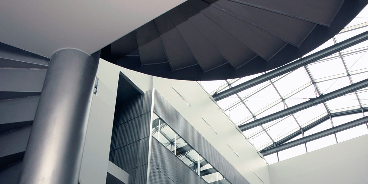 Quick application on large surfaces by spraying