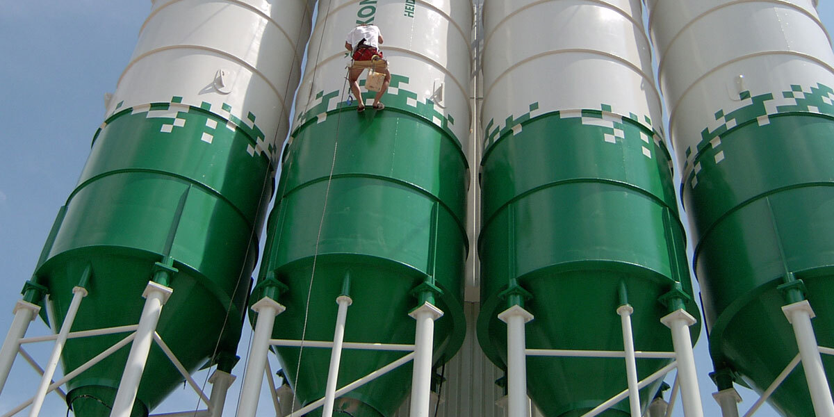 Excellent gloss and color retention