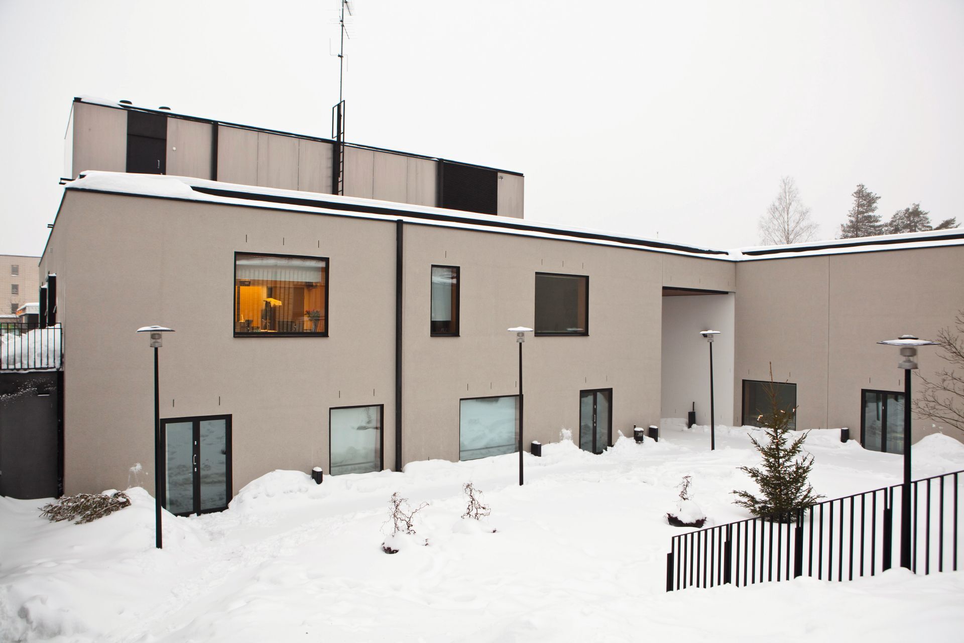 Building with mineral surface