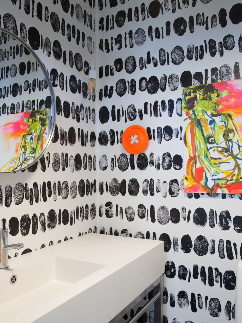 black-and-white decorative pattern on the walls of guest WC