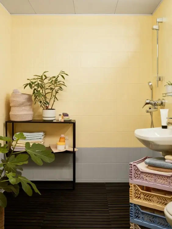 Yellow bathroon