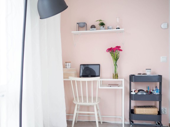 Ideas for the home office: cheer the room up with pink