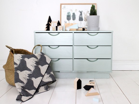 Kid's room classic dresser into metal shade