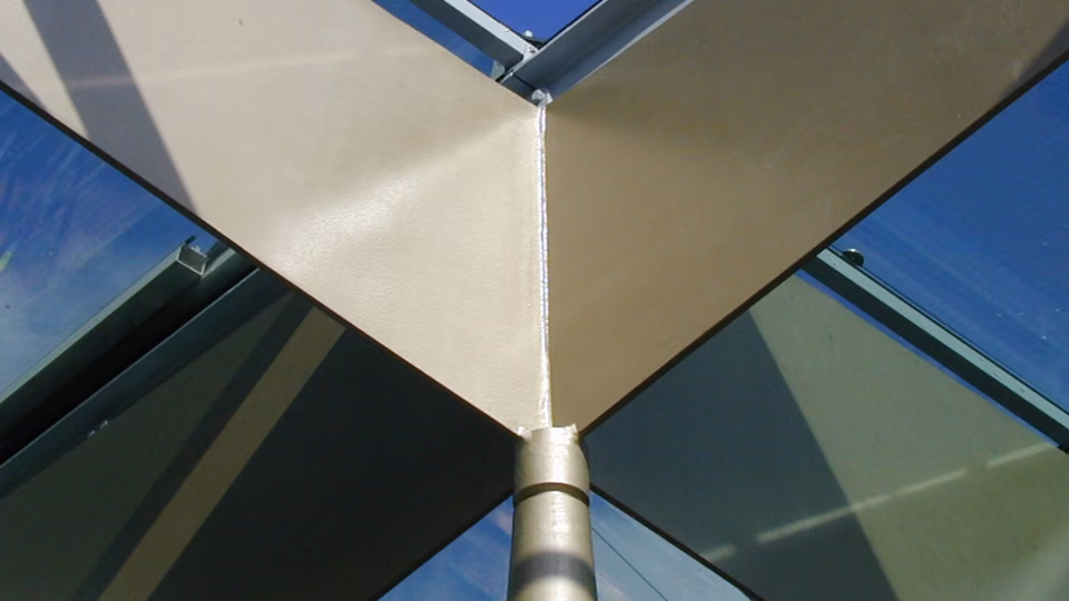 Solvent-borne products for metal surfaces