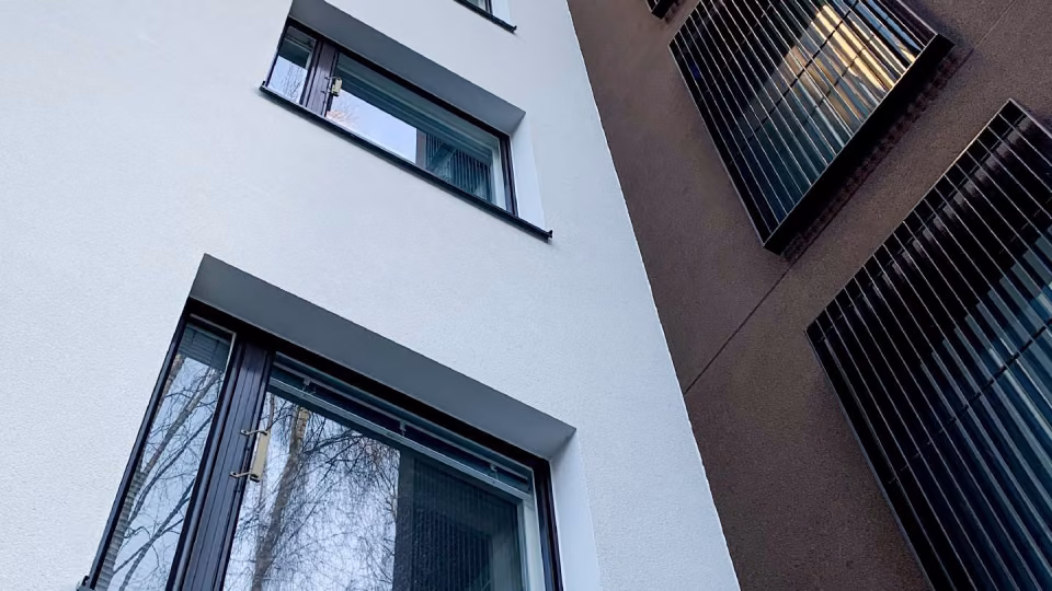 Painting mineral façades